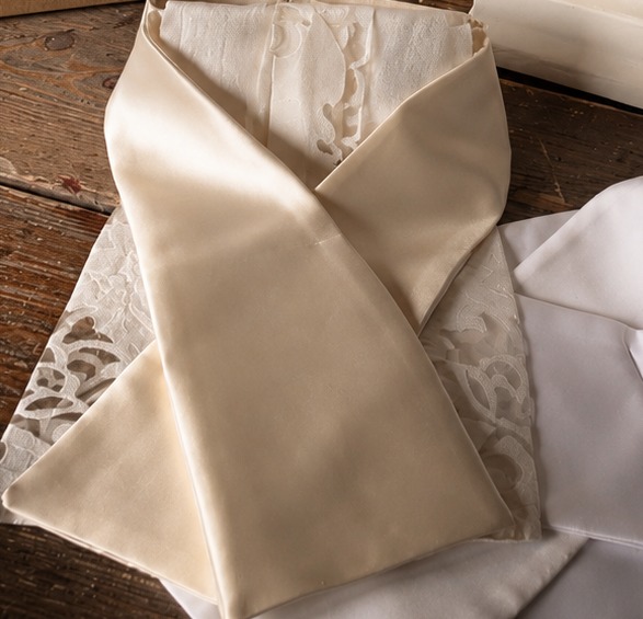 Ivory silk plastron with lace and hand finishing